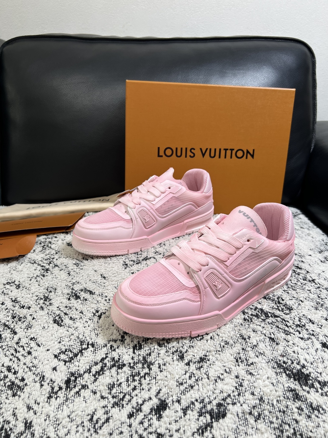 Lv  高品质  顶级工艺品  路易威登，运动板鞋专柜同步，鞋面意大利进口，高品质拼接缤纷色彩复杂工艺品，进口网布里垫柔