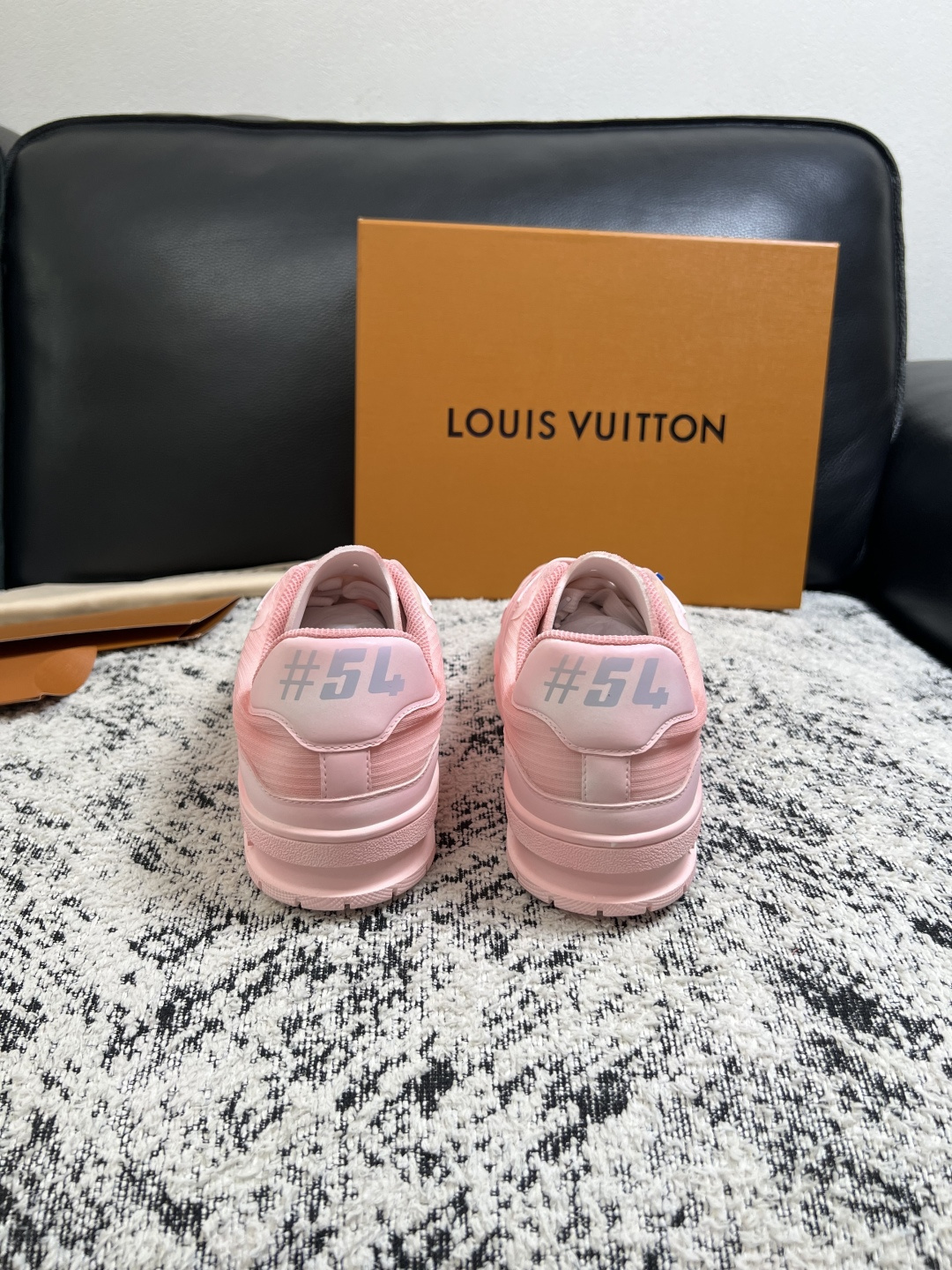 Lv  高品质  顶级工艺品  路易威登，运动板鞋专柜同步，鞋面意大利进口，高品质拼接缤纷色彩复杂工艺品，进口网布里垫柔