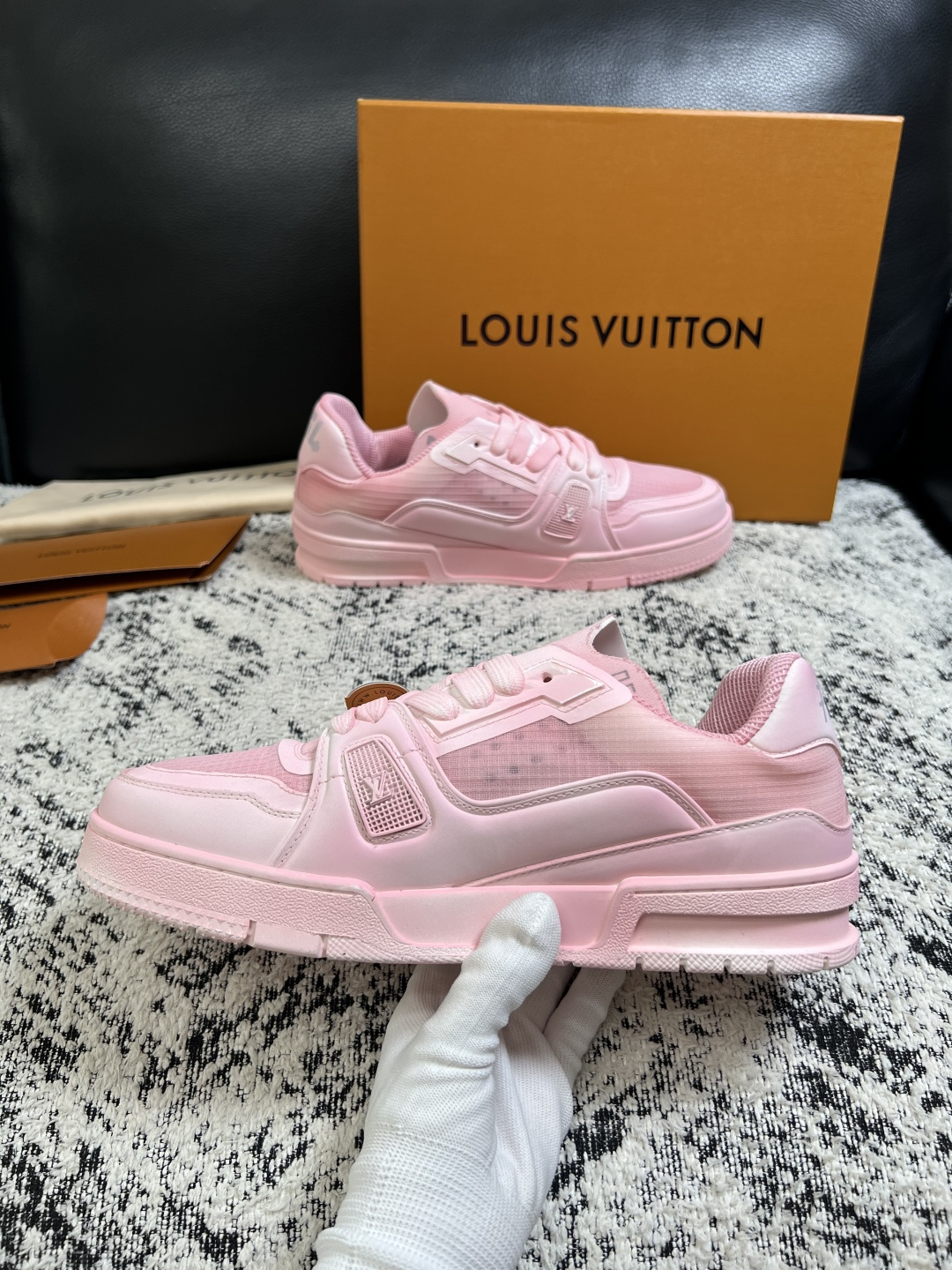 Lv  高品质  顶级工艺品  路易威登，运动板鞋专柜同步，鞋面意大利进口，高品质拼接缤纷色彩复杂工艺品，进口网布里垫柔