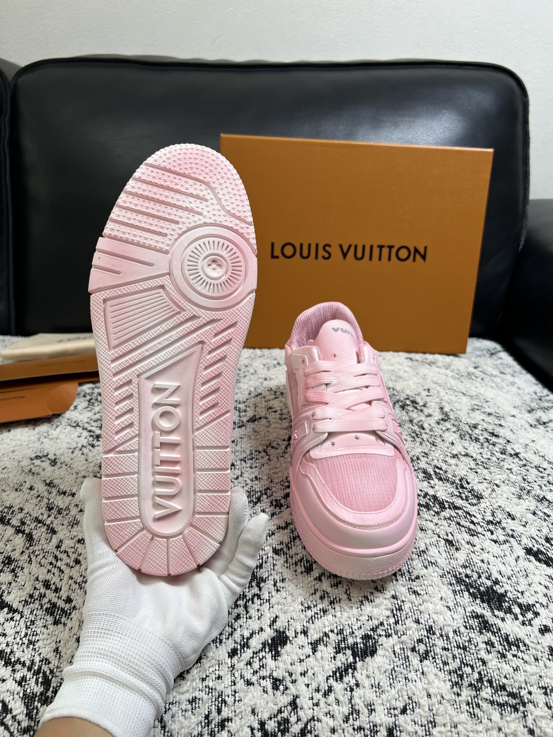 Lv  高品质  顶级工艺品  路易威登，运动板鞋专柜同步，鞋面意大利进口，高品质拼接缤纷色彩复杂工艺品，进口网布里垫柔