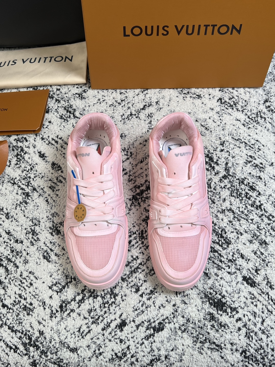 Lv  高品质  顶级工艺品  路易威登，运动板鞋专柜同步，鞋面意大利进口，高品质拼接缤纷色彩复杂工艺品，进口网布里垫柔