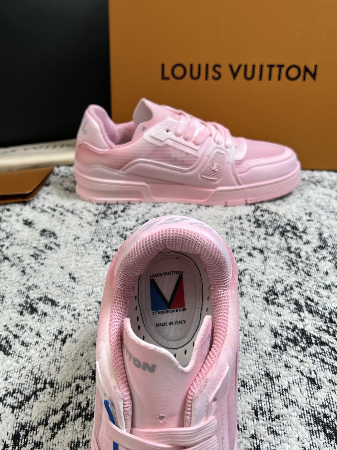 Lv  高品质  顶级工艺品  路易威登，运动板鞋专柜同步，鞋面意大利进口，高品质拼接缤纷色彩复杂工艺品，进口网布里垫柔