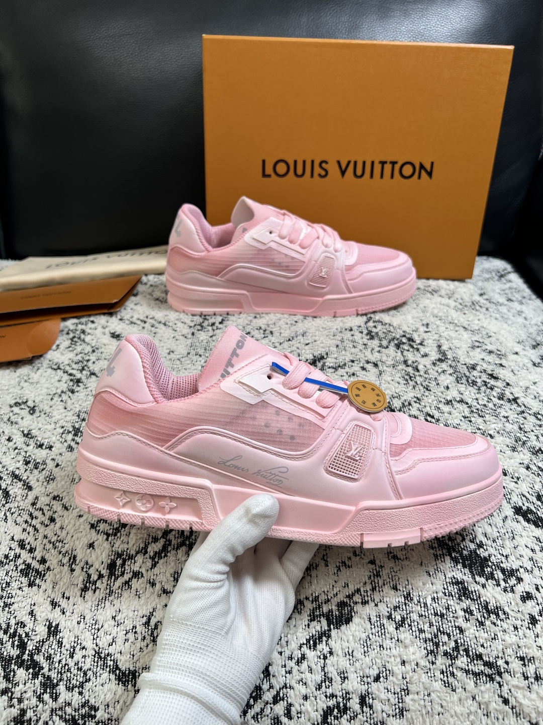 Lv  高品质  顶级工艺品  路易威登，运动板鞋专柜同步，鞋面意大利进口，高品质拼接缤纷色彩复杂工艺品，进口网布里垫柔