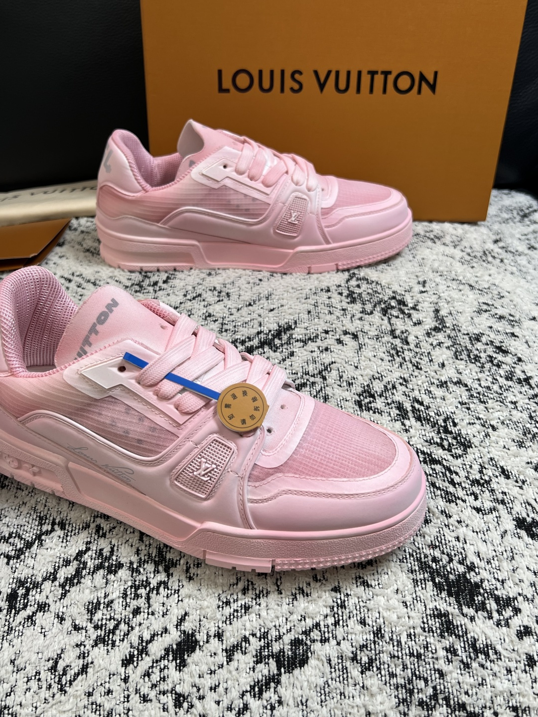 Lv  高品质  顶级工艺品  路易威登，运动板鞋专柜同步，鞋面意大利进口，高品质拼接缤纷色彩复杂工艺品，进口网布里垫柔