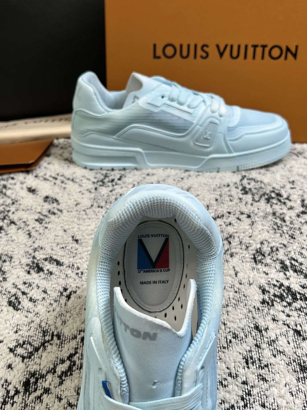 Lv  高品质  顶级工艺品  路易威登，运动板鞋专柜同步，鞋面意大利进口，高品质拼接缤纷色彩复杂工艺品，进口网布里垫柔