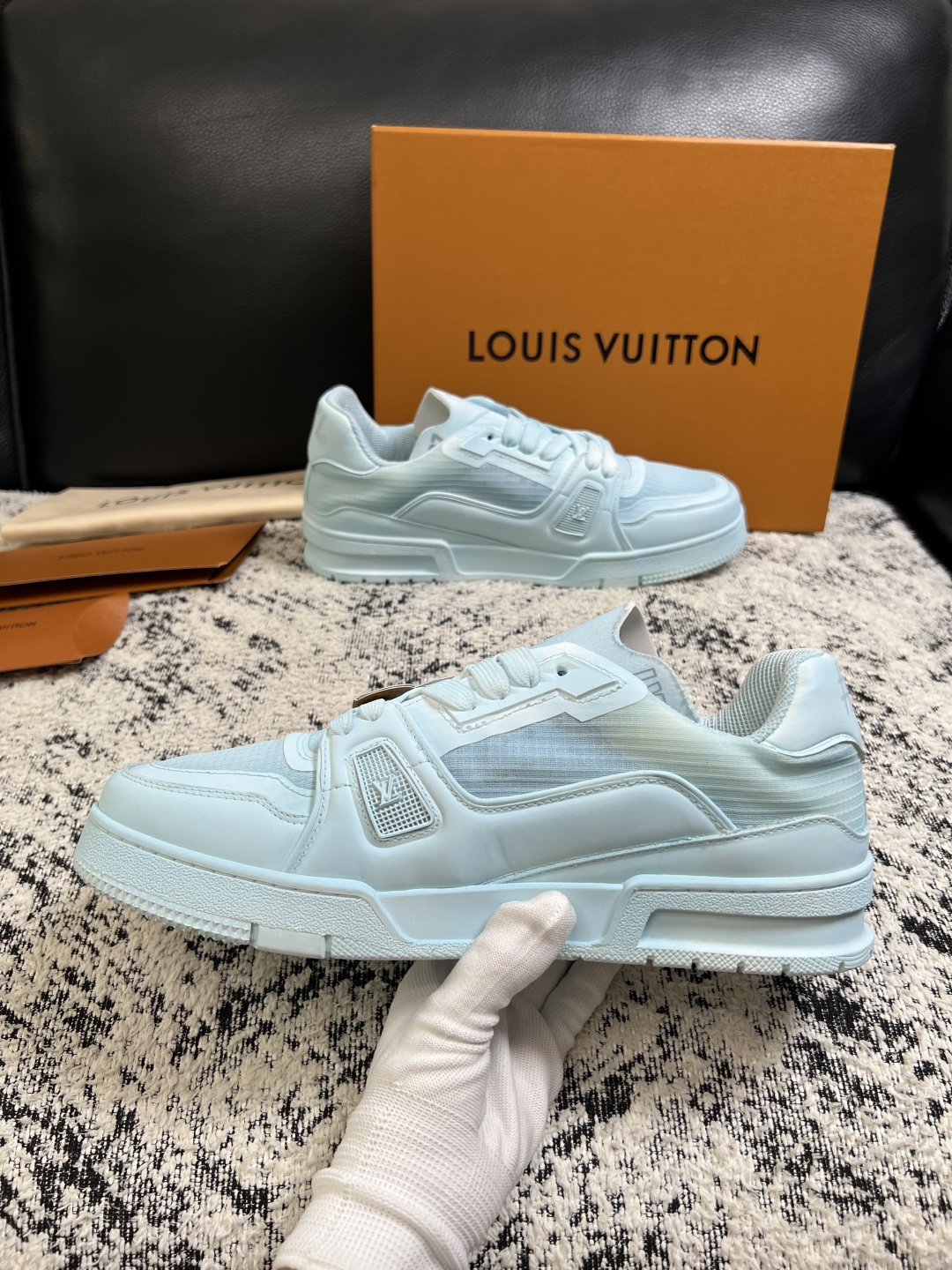 Lv  高品质  顶级工艺品  路易威登，运动板鞋专柜同步，鞋面意大利进口，高品质拼接缤纷色彩复杂工艺品，进口网布里垫柔