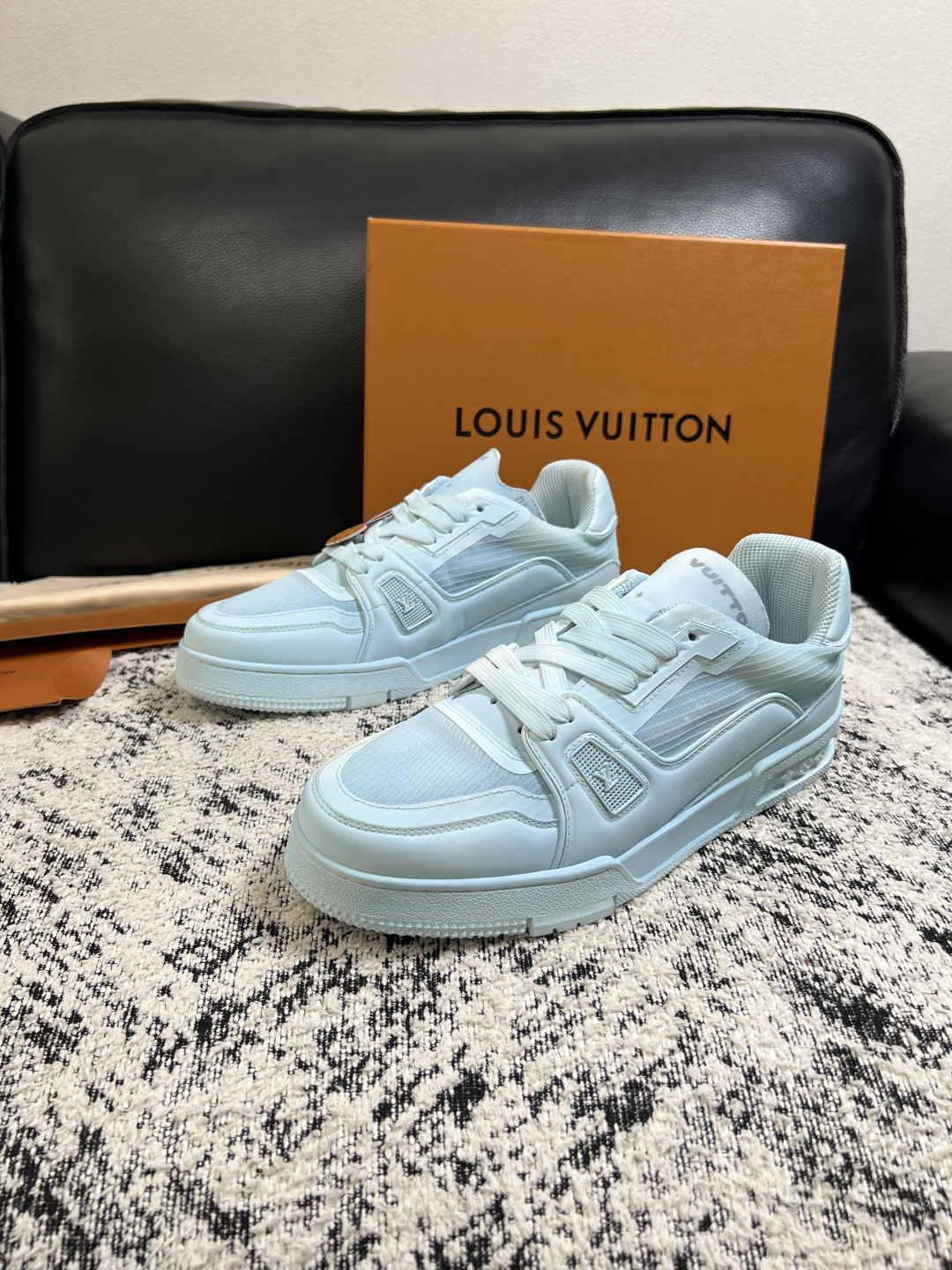 Lv  高品质  顶级工艺品  路易威登，运动板鞋专柜同步，鞋面意大利进口，高品质拼接缤纷色彩复杂工艺品，进口网布里垫柔