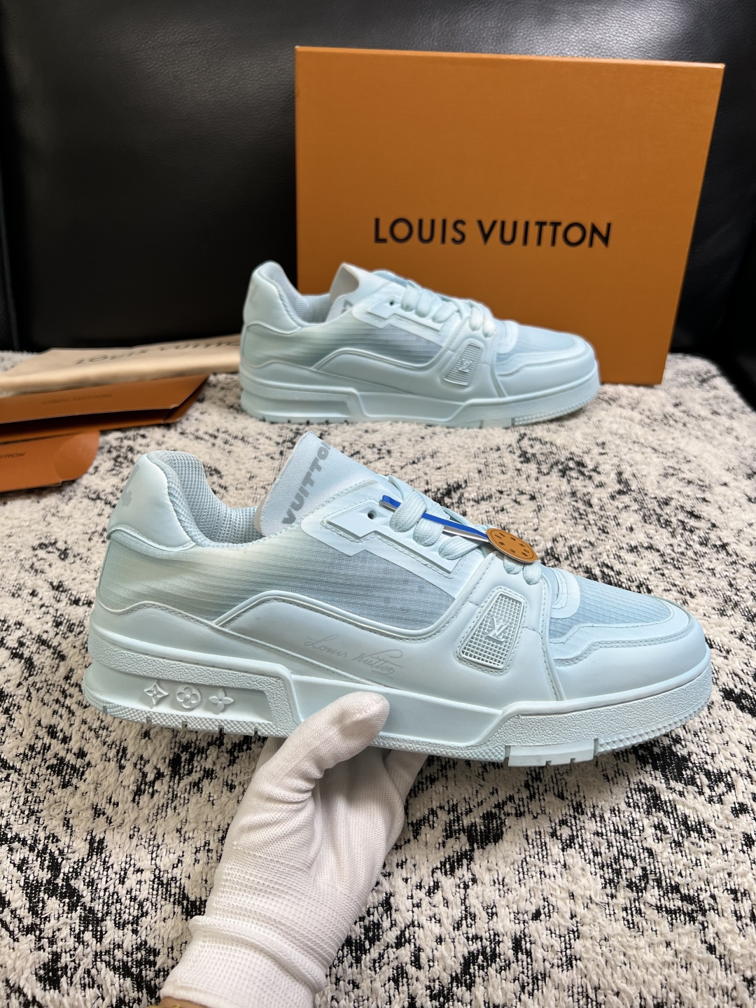 Lv  高品质  顶级工艺品  路易威登，运动板鞋专柜同步，鞋面意大利进口，高品质拼接缤纷色彩复杂工艺品，进口网布里垫柔