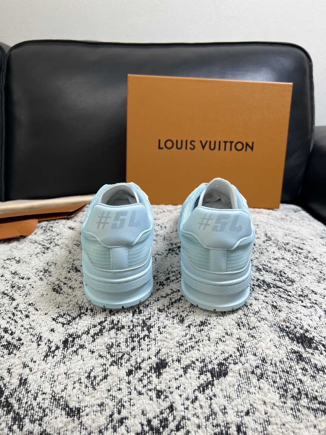 Lv  高品质  顶级工艺品  路易威登，运动板鞋专柜同步，鞋面意大利进口，高品质拼接缤纷色彩复杂工艺品，进口网布里垫柔