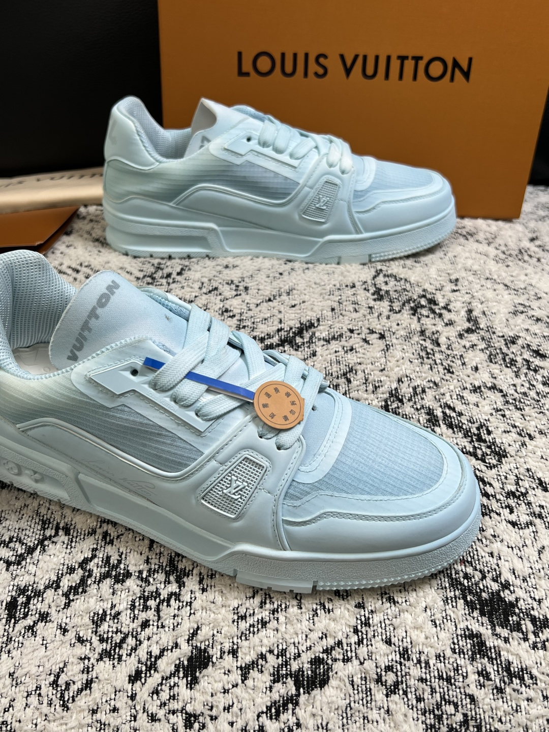 Lv  高品质  顶级工艺品  路易威登，运动板鞋专柜同步，鞋面意大利进口，高品质拼接缤纷色彩复杂工艺品，进口网布里垫柔