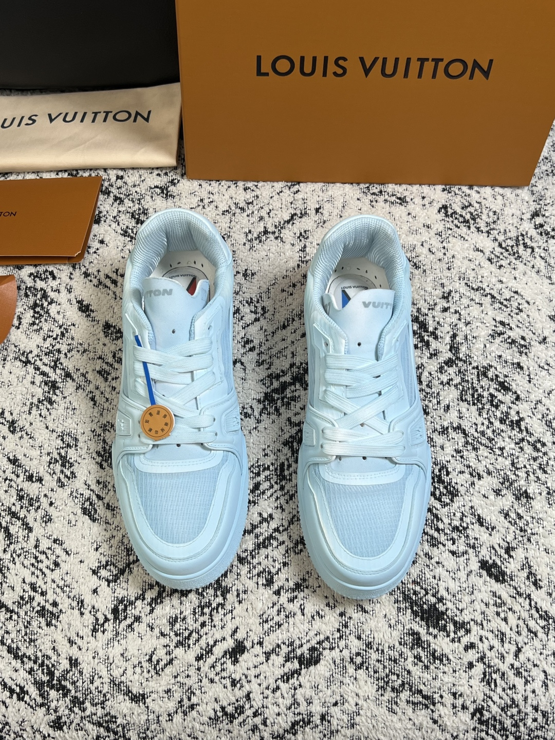 Lv  高品质  顶级工艺品  路易威登，运动板鞋专柜同步，鞋面意大利进口，高品质拼接缤纷色彩复杂工艺品，进口网布里垫柔