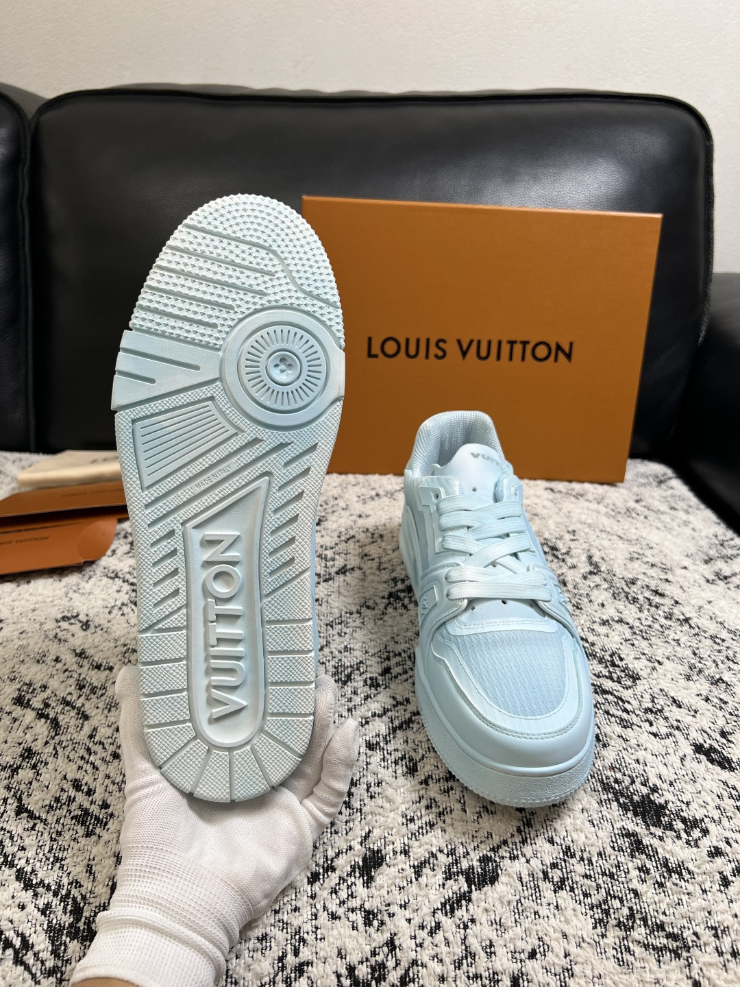 Lv  高品质  顶级工艺品  路易威登，运动板鞋专柜同步，鞋面意大利进口，高品质拼接缤纷色彩复杂工艺品，进口网布里垫柔