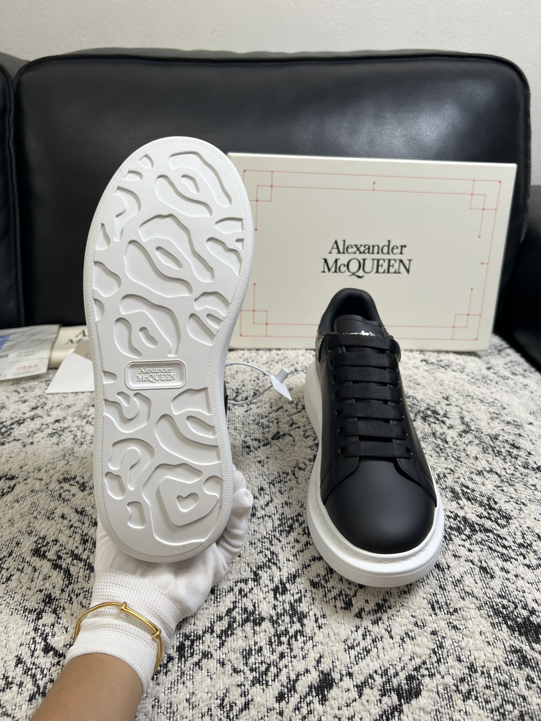 Alexander McQueen 高品质 顶级工艺品 麦昆 专柜同步 原厂配置,意大利进口原版牛皮面料,高品质 Alexander McQueen 高品质 顶级工艺品 麦昆 专柜同步 原厂配置,意大利进口原版牛皮面料,高品质