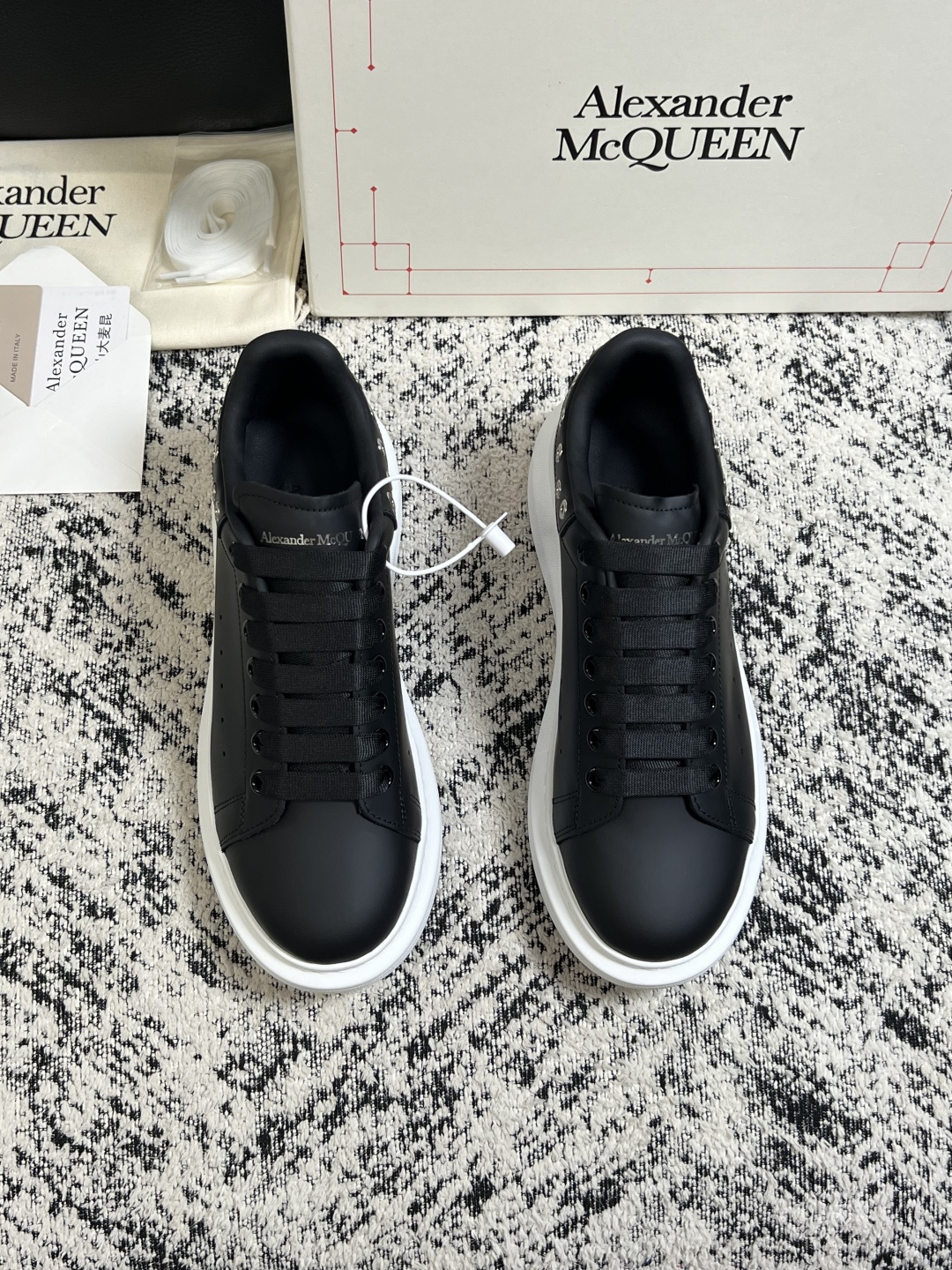 Alexander McQueen 高品质 顶级工艺品 麦昆 专柜同步 原厂配置,意大利进口原版牛皮面料,高品质 Alexander McQueen 高品质 顶级工艺品 麦昆 专柜同步 原厂配置,意大利进口原版牛皮面料,高品质