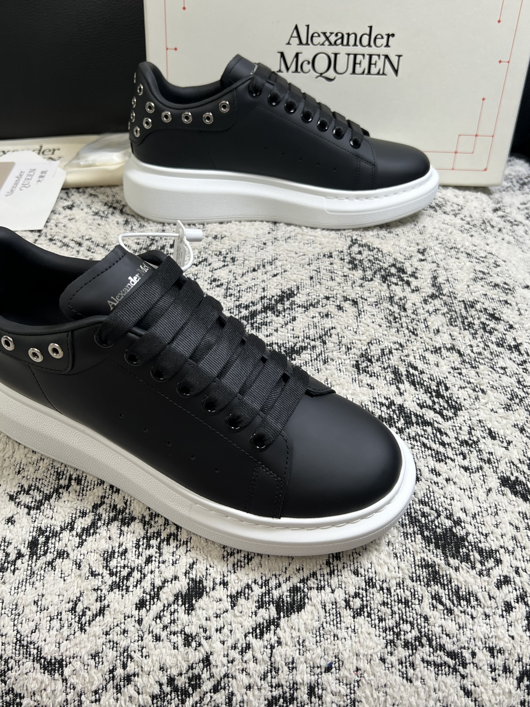 Alexander McQueen 高品质 顶级工艺品 麦昆 专柜同步 原厂配置,意大利进口原版牛皮面料,高品质 Alexander McQueen 高品质 顶级工艺品 麦昆 专柜同步 原厂配置,意大利进口原版牛皮面料,高品质