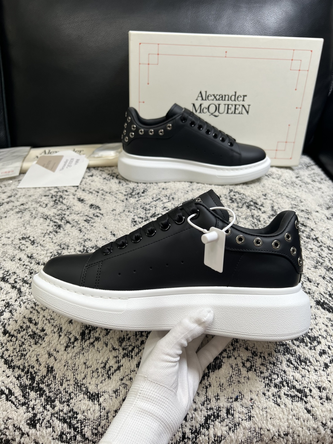 Alexander McQueen 高品质 顶级工艺品 麦昆 专柜同步 原厂配置,意大利进口原版牛皮面料,高品质 Alexander McQueen 高品质 顶级工艺品 麦昆 专柜同步 原厂配置,意大利进口原版牛皮面料,高品质