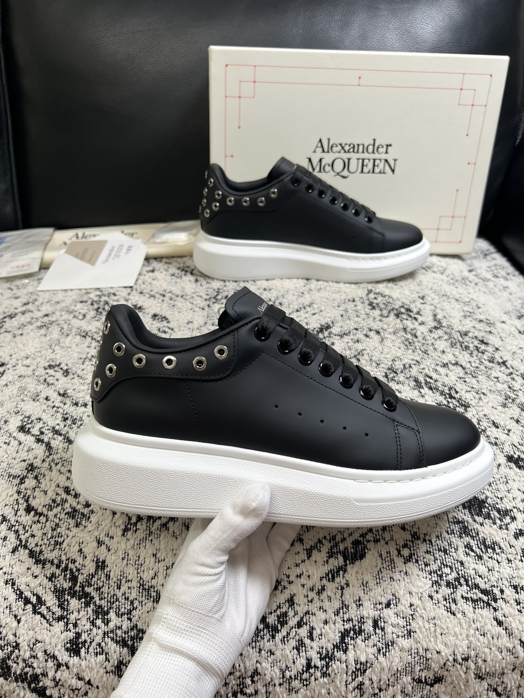 Alexander McQueen 高品质 顶级工艺品 麦昆 专柜同步 原厂配置,意大利进口原版牛皮面料,高品质 Alexander McQueen 高品质 顶级工艺品 麦昆 专柜同步 原厂配置,意大利进口原版牛皮面料,高品质