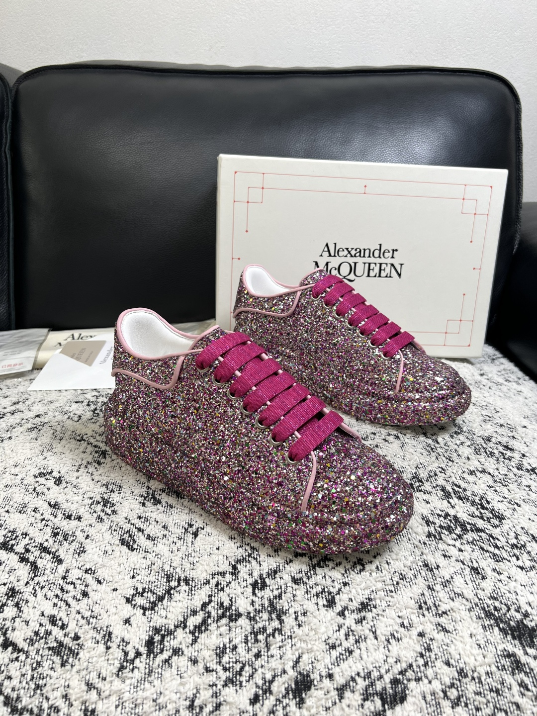Alexander McQueen 高品质 顶级工艺品 麦昆 专柜同步 原厂配置,意大利进口原版牛皮面料,高品质 Alexander McQueen 高品质 顶级工艺品 麦昆 专柜同步 原厂配置,意大利进口原版牛皮面料,高品质