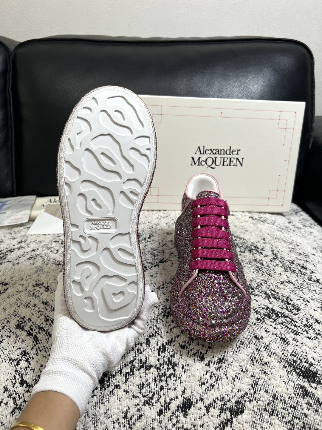 Alexander McQueen  高品质  顶级工艺品  麦昆  专柜同步 原厂配置，意大利进口原版牛皮面料，高品质