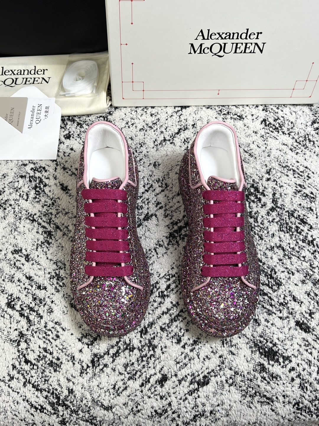 Alexander McQueen  高品质  顶级工艺品  麦昆  专柜同步 原厂配置，意大利进口原版牛皮面料，高品质