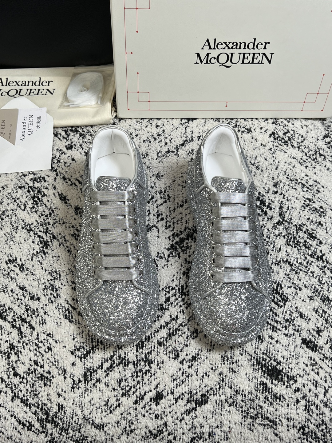 Alexander McQueen  高品质  顶级工艺品  麦昆  专柜同步 原厂配置，意大利进口原版牛皮面料，高品质