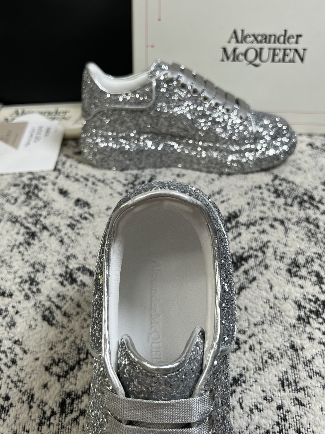 Alexander McQueen  高品质  顶级工艺品  麦昆  专柜同步 原厂配置，意大利进口原版牛皮面料，高品质