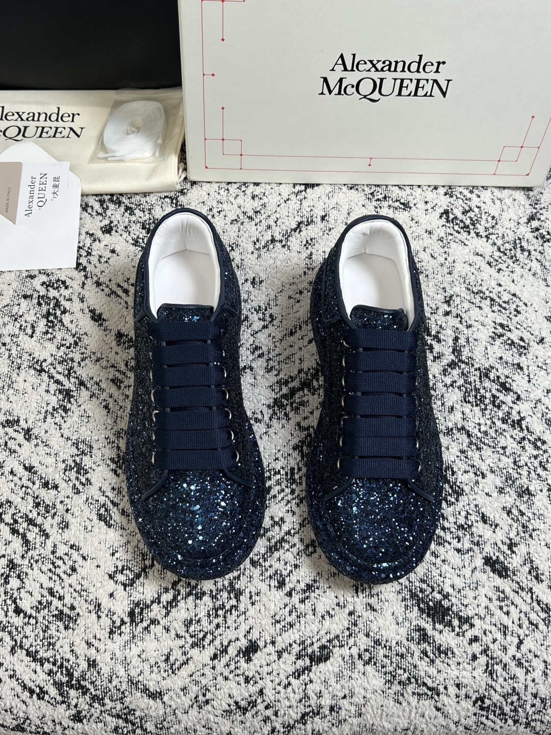 Alexander McQueen 高品质 顶级工艺品 麦昆 专柜同步 原厂配置,意大利进口原版牛皮面料,高品质 Alexander McQueen 高品质 顶级工艺品 麦昆 专柜同步 原厂配置,意大利进口原版牛皮面料,高品质