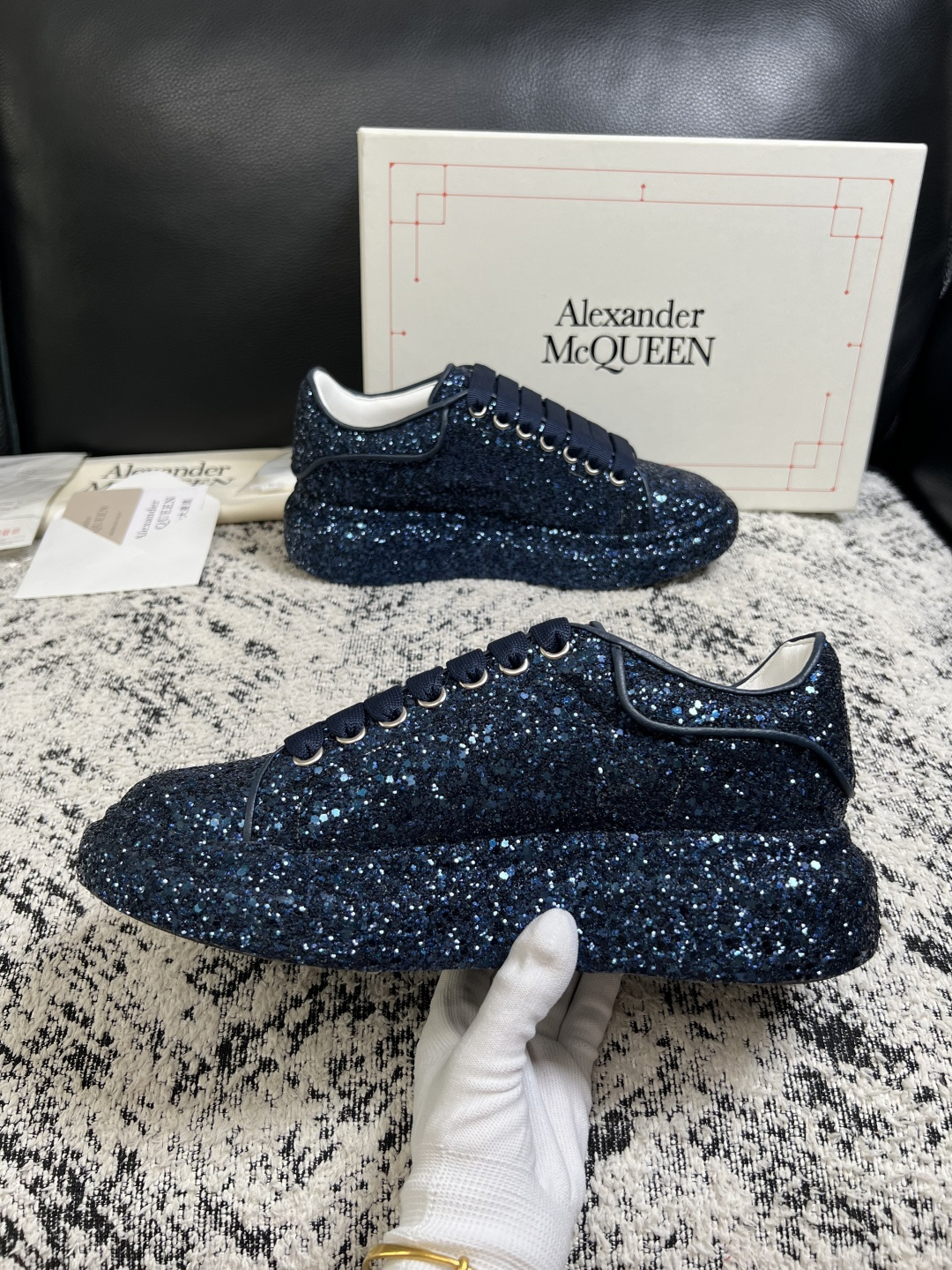 Alexander McQueen 高品质 顶级工艺品 麦昆 专柜同步 原厂配置,意大利进口原版牛皮面料,高品质 Alexander McQueen 高品质 顶级工艺品 麦昆 专柜同步 原厂配置,意大利进口原版牛皮面料,高品质