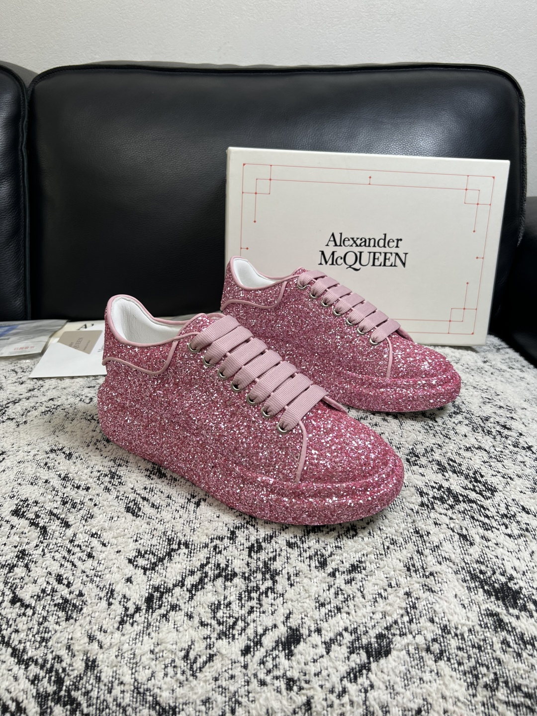 Alexander McQueen 高品质 顶级工艺品 麦昆 专柜同步 原厂配置,意大利进口原版牛皮面料,高品质 Alexander McQueen 高品质 顶级工艺品 麦昆 专柜同步 原厂配置,意大利进口原版牛皮面料,高品质