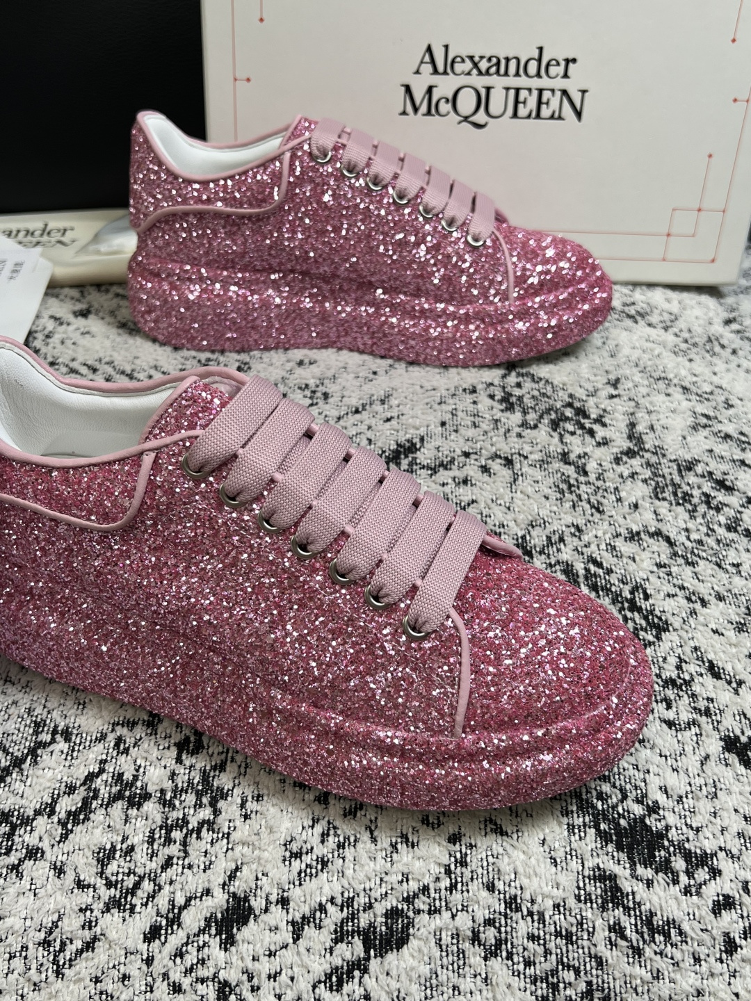 Alexander McQueen  高品质  顶级工艺品  麦昆  专柜同步 原厂配置，意大利进口原版牛皮面料，高品质