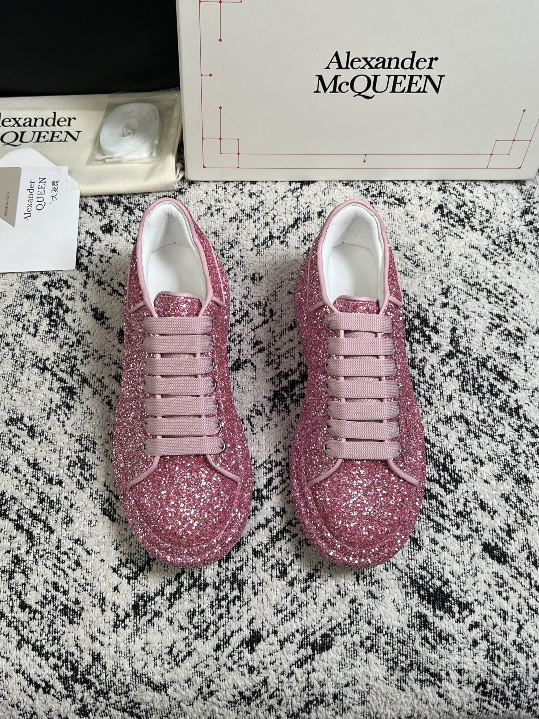 Alexander McQueen  高品质  顶级工艺品  麦昆  专柜同步 原厂配置，意大利进口原版牛皮面料，高品质