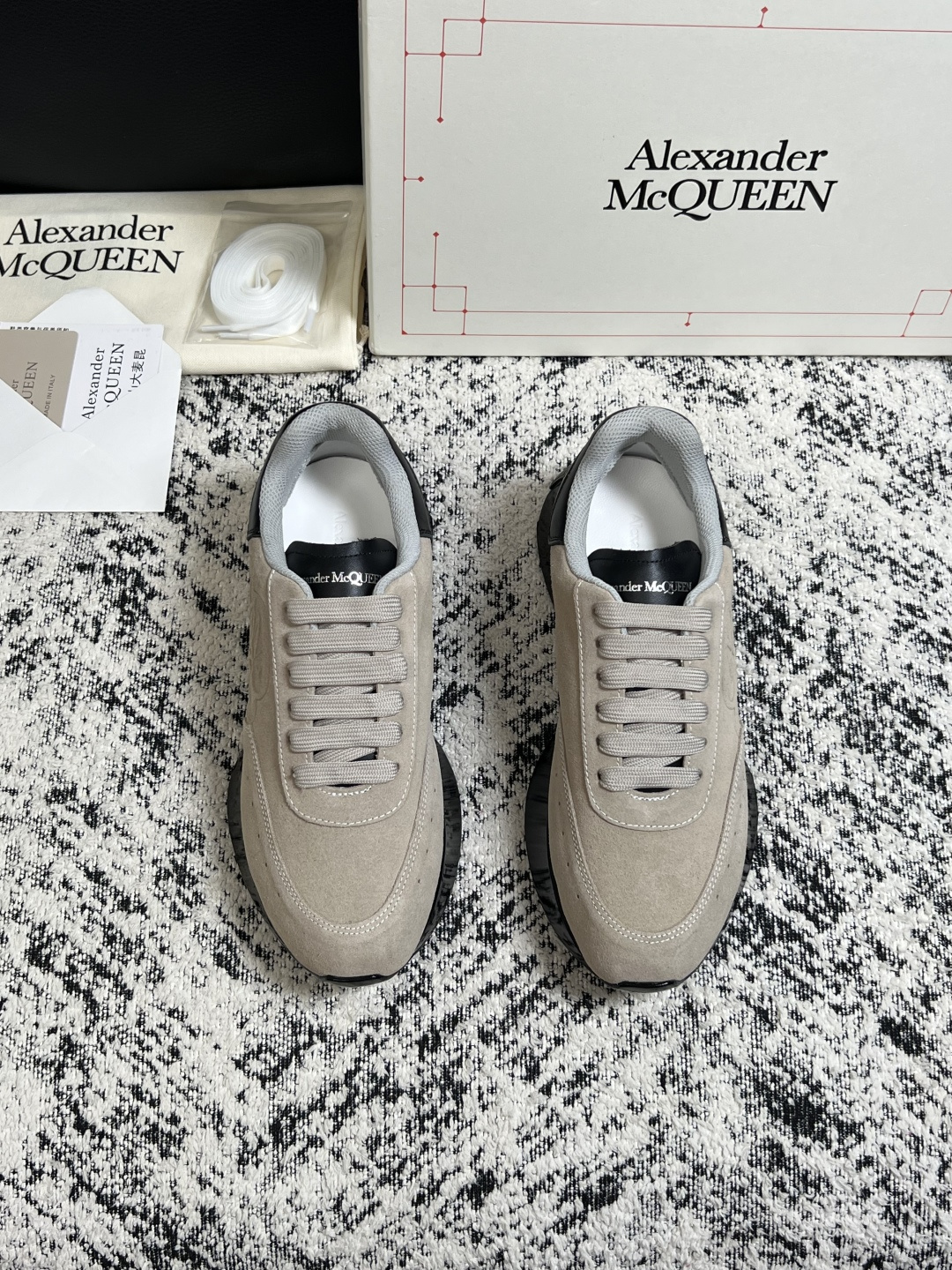 Alexander McQueen  高品质  顶级工艺品  麦昆  专柜同步 原厂配置，意大利进口原版牛皮面料，高品质