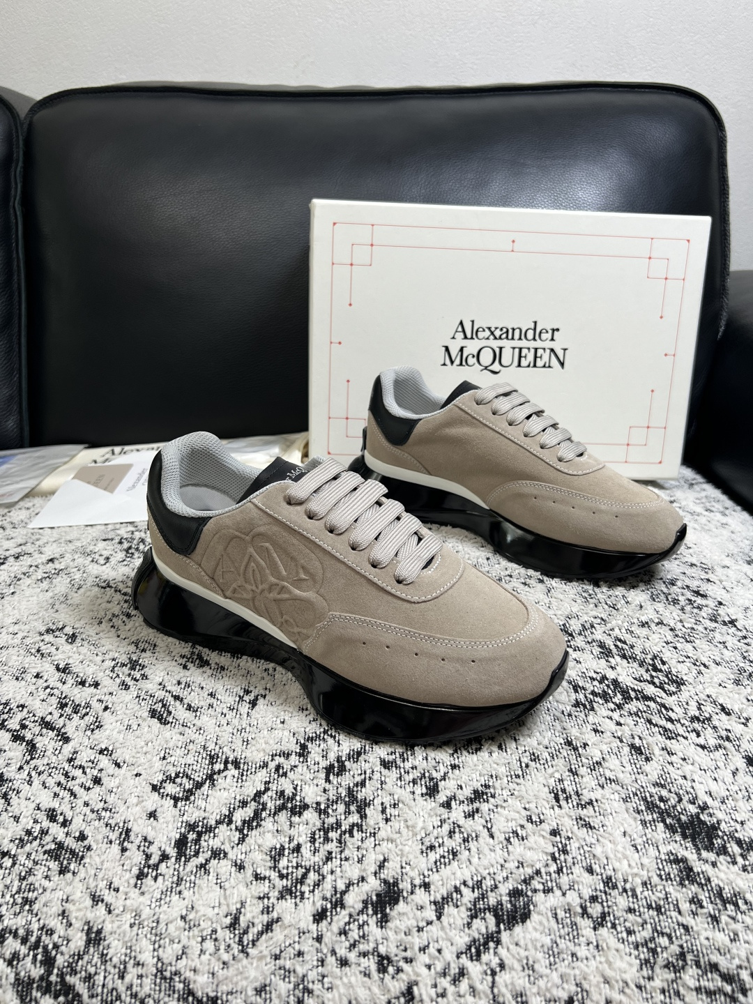 Alexander McQueen 高品质 顶级工艺品 麦昆 专柜同步 原厂配置,意大利进口原版牛皮面料,高品质 Alexander McQueen 高品质 顶级工艺品 麦昆 专柜同步 原厂配置,意大利进口原版牛皮面料,高品质