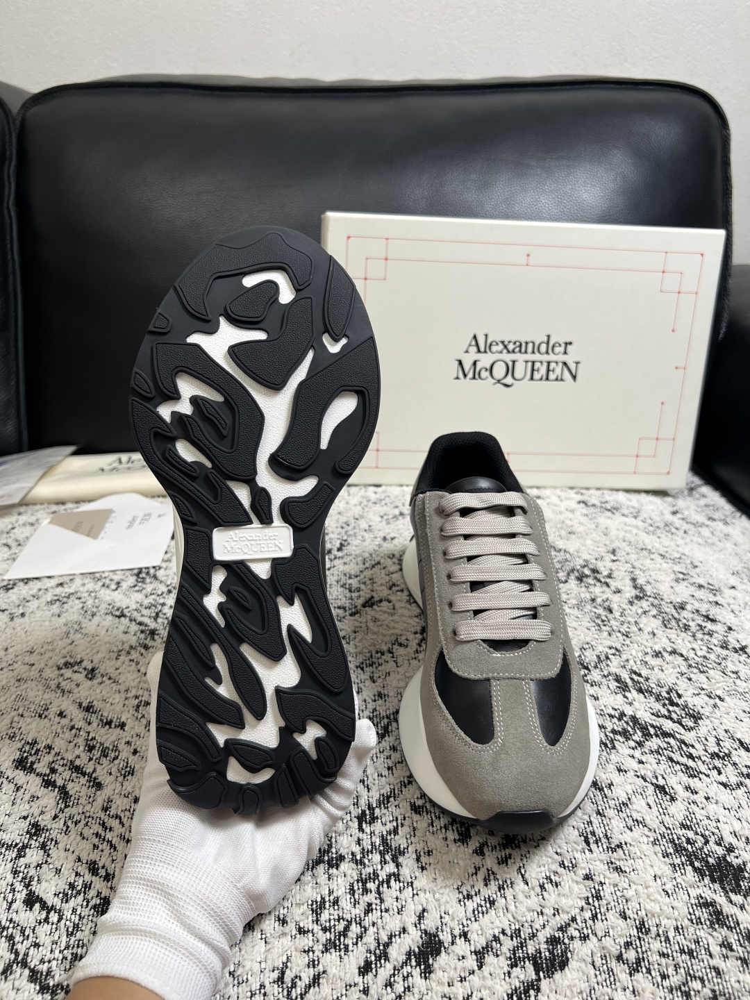 Alexander McQueen 高品质 顶级工艺品 麦昆 专柜同步 原厂配置,意大利进口原版牛皮面料,高品质 Alexander McQueen 高品质 顶级工艺品 麦昆 专柜同步 原厂配置,意大利进口原版牛皮面料,高品质