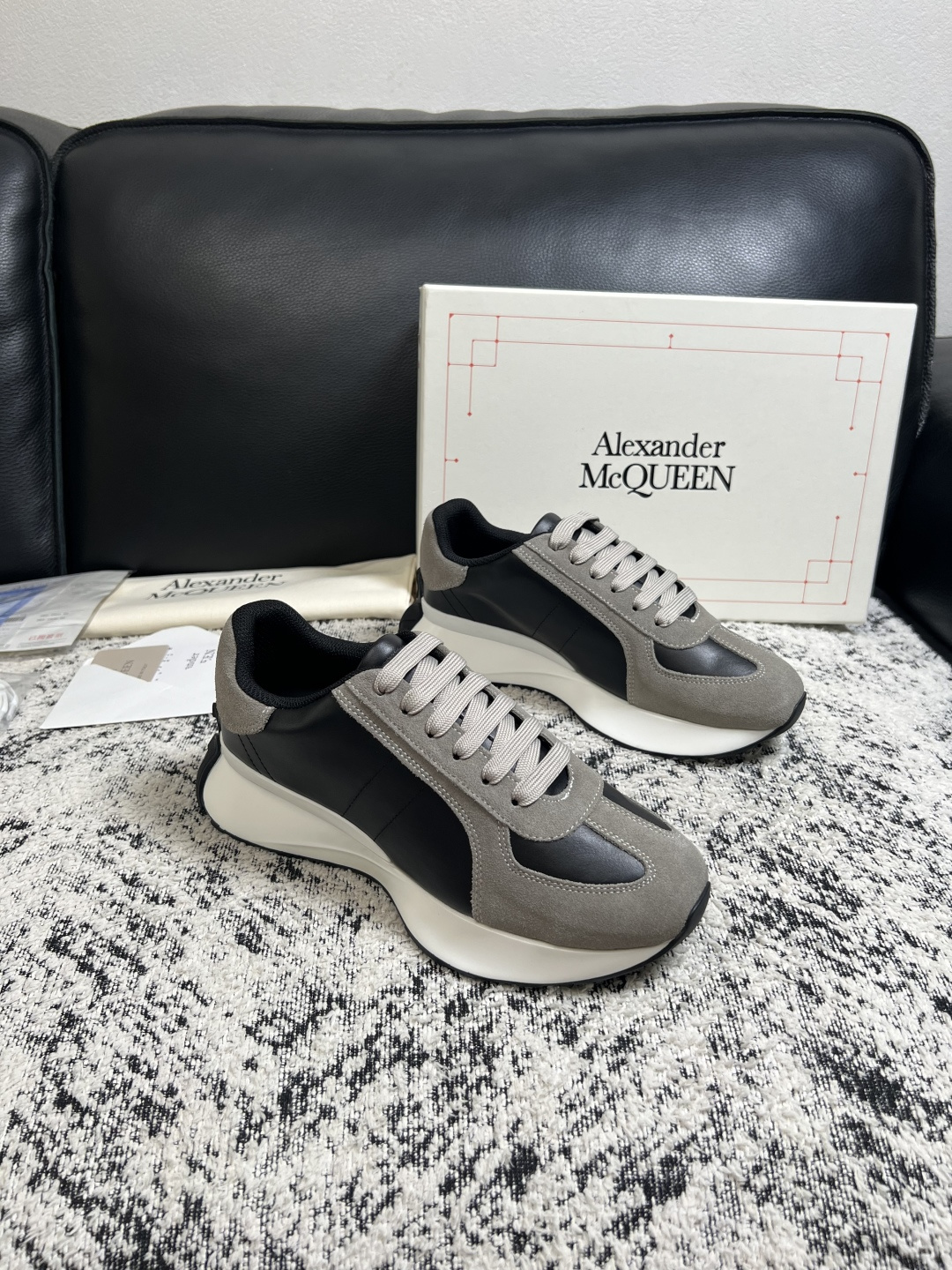 Alexander McQueen 高品质 顶级工艺品 麦昆 专柜同步 原厂配置,意大利进口原版牛皮面料,高品质 Alexander McQueen 高品质 顶级工艺品 麦昆 专柜同步 原厂配置,意大利进口原版牛皮面料,高品质