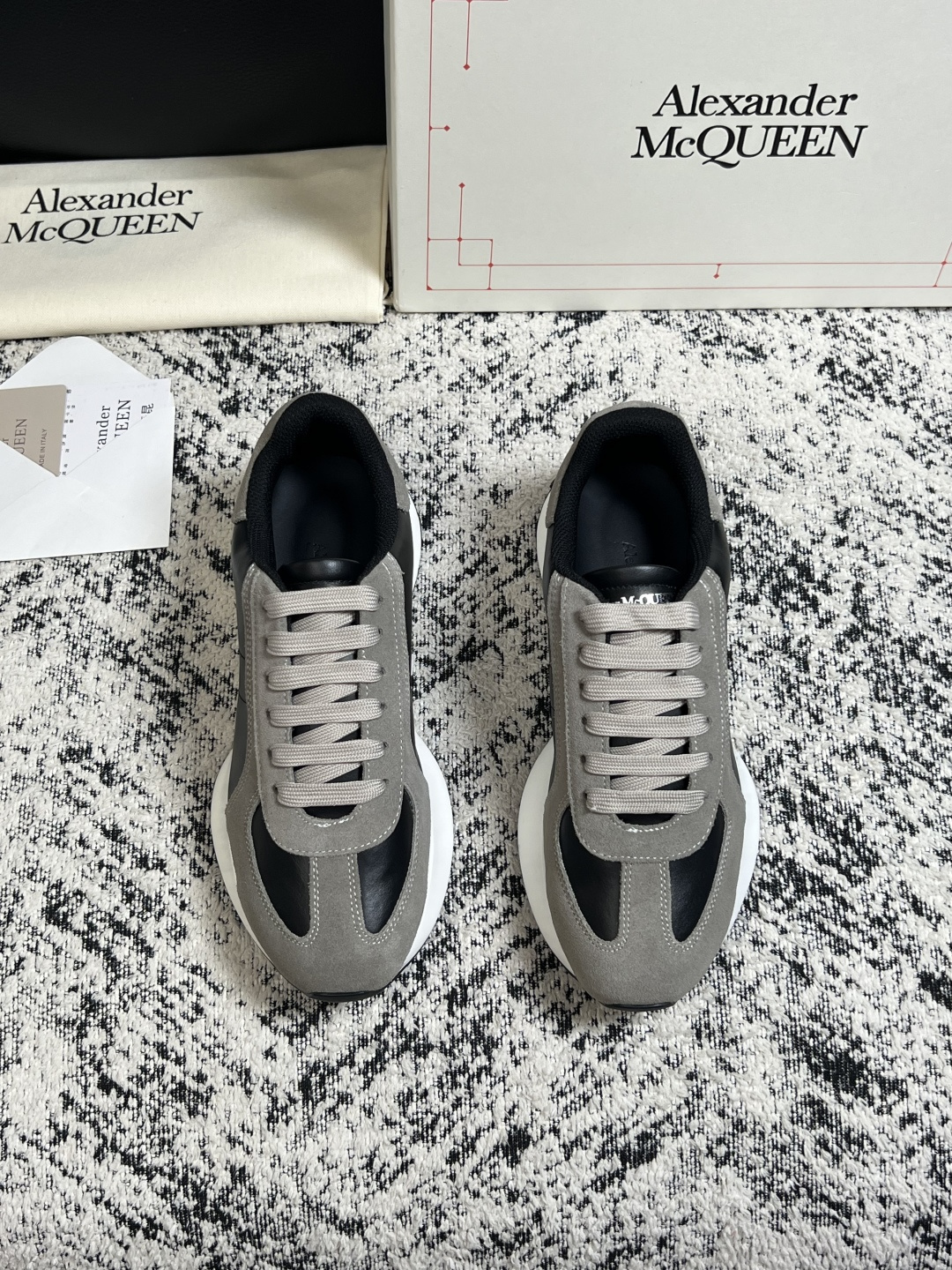 Alexander McQueen 高品质 顶级工艺品 麦昆 专柜同步 原厂配置,意大利进口原版牛皮面料,高品质 Alexander McQueen 高品质 顶级工艺品 麦昆 专柜同步 原厂配置,意大利进口原版牛皮面料,高品质