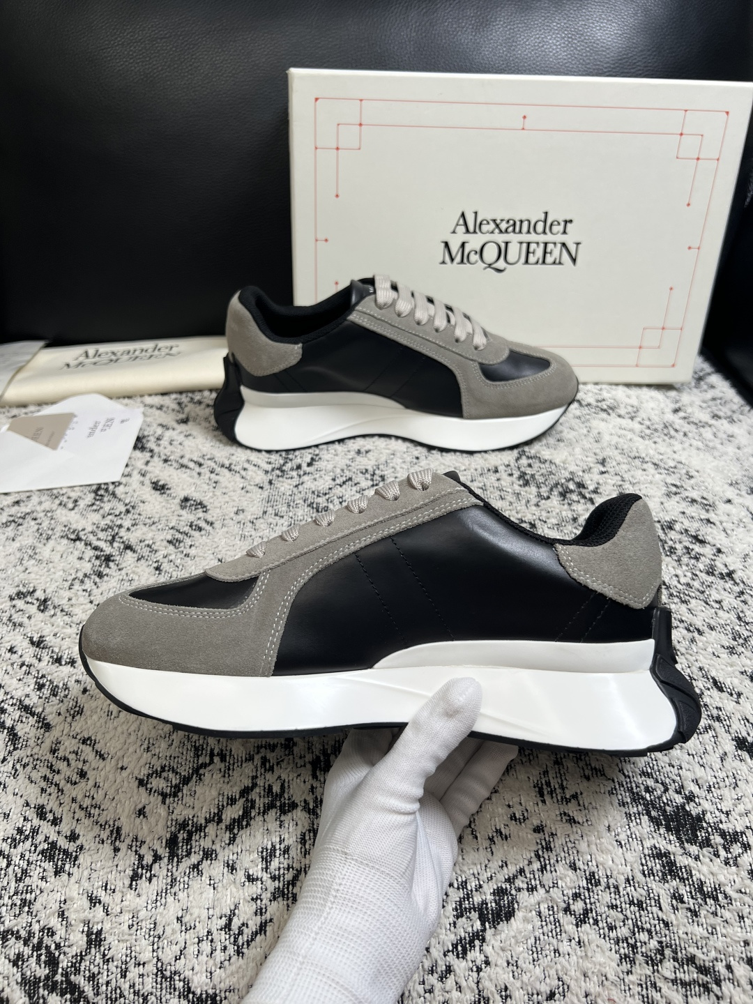 Alexander McQueen 高品质 顶级工艺品 麦昆 专柜同步 原厂配置,意大利进口原版牛皮面料,高品质 Alexander McQueen 高品质 顶级工艺品 麦昆 专柜同步 原厂配置,意大利进口原版牛皮面料,高品质