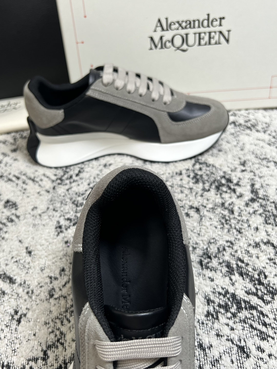 Alexander McQueen 高品质 顶级工艺品 麦昆 专柜同步 原厂配置,意大利进口原版牛皮面料,高品质 Alexander McQueen 高品质 顶级工艺品 麦昆 专柜同步 原厂配置,意大利进口原版牛皮面料,高品质