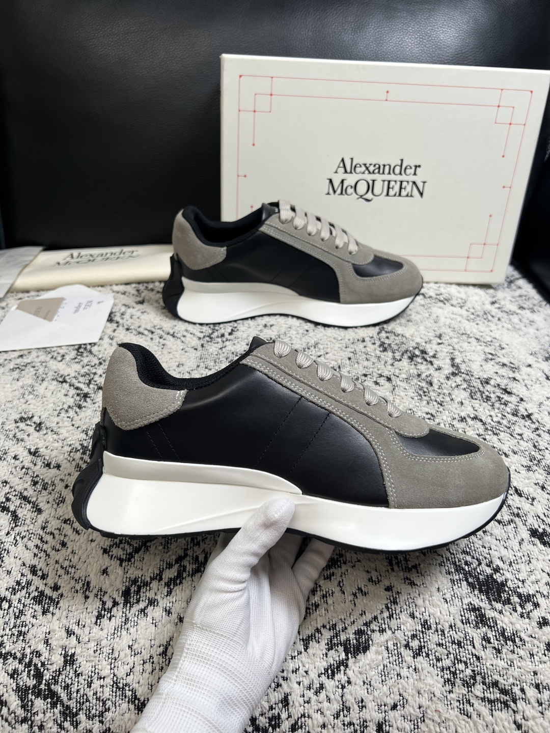 Alexander McQueen 高品质 顶级工艺品 麦昆 专柜同步 原厂配置,意大利进口原版牛皮面料,高品质 Alexander McQueen 高品质 顶级工艺品 麦昆 专柜同步 原厂配置,意大利进口原版牛皮面料,高品质