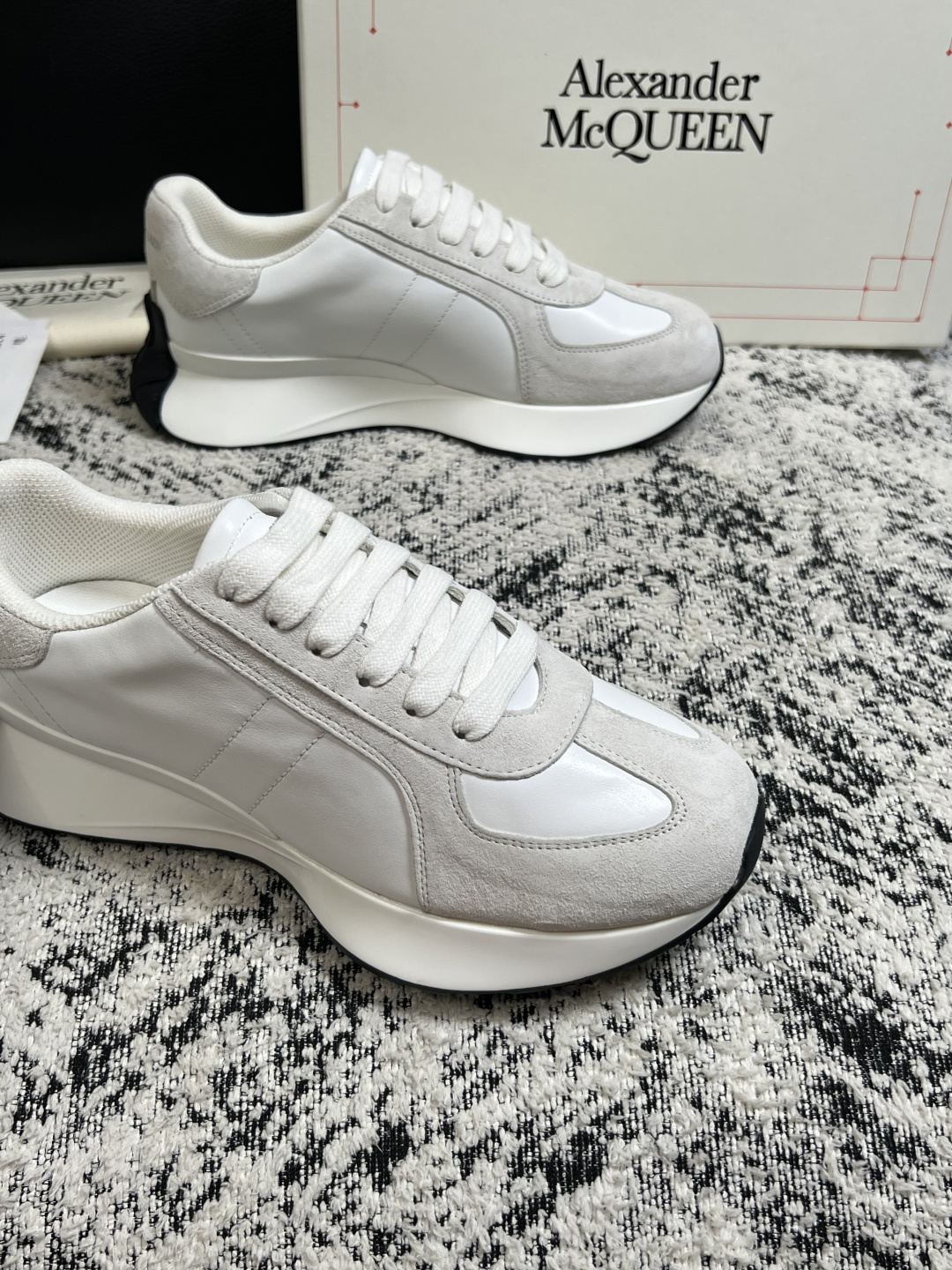 Alexander McQueen 高品质 顶级工艺品 麦昆 专柜同步 原厂配置,意大利进口原版牛皮面料,高品质 Alexander McQueen 高品质 顶级工艺品 麦昆 专柜同步 原厂配置,意大利进口原版牛皮面料,高品质