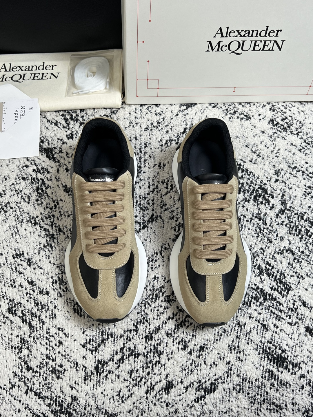 Alexander McQueen 高品质 顶级工艺品 麦昆 专柜同步 原厂配置,意大利进口原版牛皮面料,高品质 Alexander McQueen 高品质 顶级工艺品 麦昆 专柜同步 原厂配置,意大利进口原版牛皮面料,高品质
