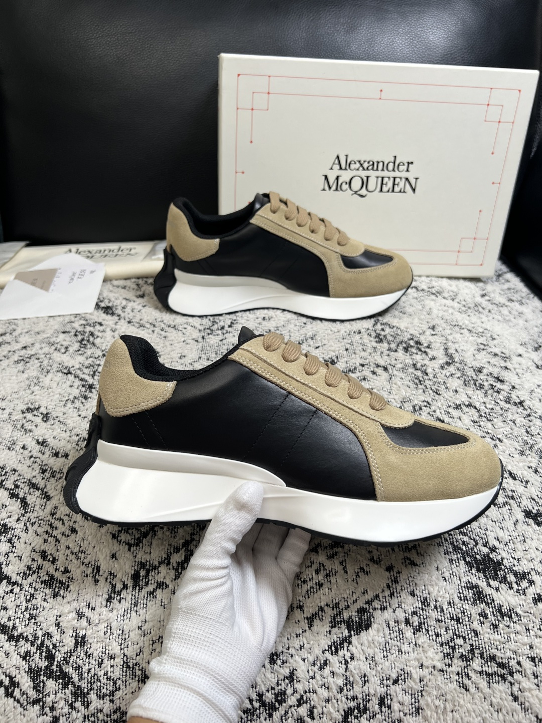 Alexander McQueen 高品质 顶级工艺品 麦昆 专柜同步 原厂配置,意大利进口原版牛皮面料,高品质 Alexander McQueen 高品质 顶级工艺品 麦昆 专柜同步 原厂配置,意大利进口原版牛皮面料,高品质
