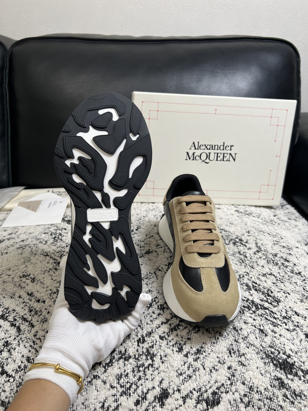 Alexander McQueen 高品质 顶级工艺品 麦昆 专柜同步 原厂配置,意大利进口原版牛皮面料,高品质 Alexander McQueen 高品质 顶级工艺品 麦昆 专柜同步 原厂配置,意大利进口原版牛皮面料,高品质