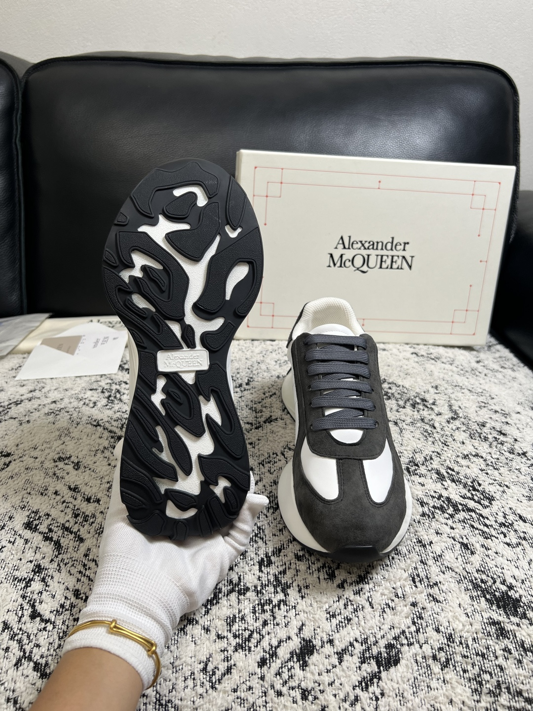 Alexander McQueen 高品质 顶级工艺品 麦昆 专柜同步 原厂配置,意大利进口原版牛皮面料,高品质 Alexander McQueen 高品质 顶级工艺品 麦昆 专柜同步 原厂配置,意大利进口原版牛皮面料,高品质