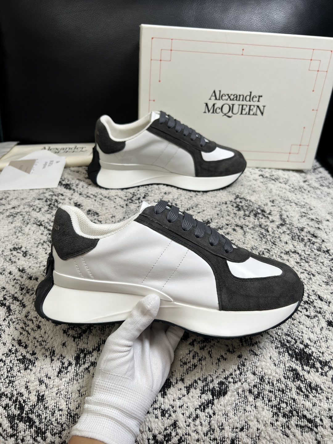 Alexander McQueen 高品质 顶级工艺品 麦昆 专柜同步 原厂配置,意大利进口原版牛皮面料,高品质 Alexander McQueen 高品质 顶级工艺品 麦昆 专柜同步 原厂配置,意大利进口原版牛皮面料,高品质