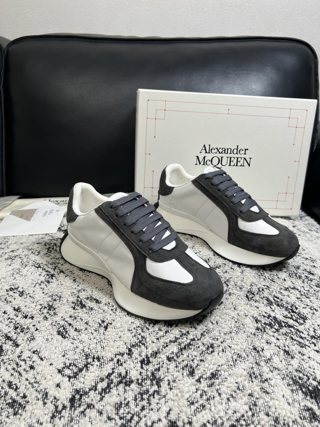 NO:931653,Alexander McQueen high-quality top crafts, McQueen counter synchronization, original factory configuration, original cowhide fabric imported from Italy, high-quality splicing technology, fully imported water-dyed cowhide lining, original soles specially provided by the original factory and super comfortable, original factory follow-up goods, couple size size 35-44 (custom-made, female 40 45 46 47),, alexander mcqueen, cowhide19860909Alexander McQueen 高品质 顶级工艺品 麦昆 专柜同步 原厂配置,意大利进口原版牛皮面料,高品质拼接工艺,全进口水染牛皮里垫,鞋底原厂特供原版底超级舒适,原厂跟单货 ,情侣款 码数 35-44（ 订做 女40 45 46 47）,,alexander mcqueen,cowhide,Men's shoes