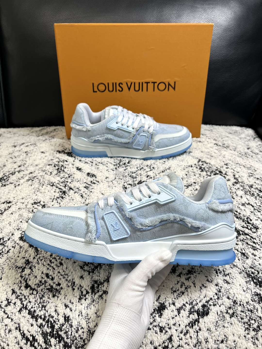 Lv  高品质  顶级工艺品  路易威登，运动板鞋专柜同步原厂配置，鞋面意大利进口牛皮改色面料，进口网布里垫柔软舒适，鞋