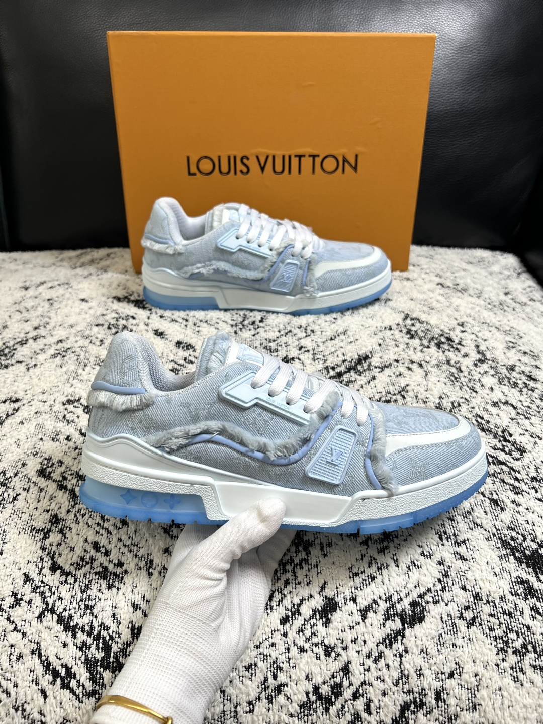 Lv  高品质  顶级工艺品  路易威登，运动板鞋专柜同步原厂配置，鞋面意大利进口牛皮改色面料，进口网布里垫柔软舒适，鞋