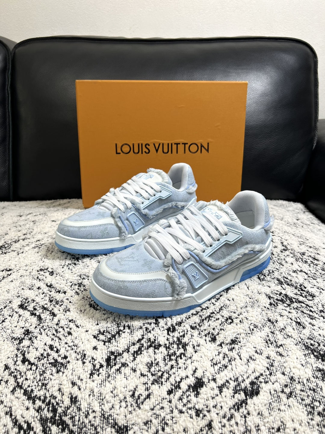 Lv  高品质  顶级工艺品  路易威登，运动板鞋专柜同步原厂配置，鞋面意大利进口牛皮改色面料，进口网布里垫柔软舒适，鞋