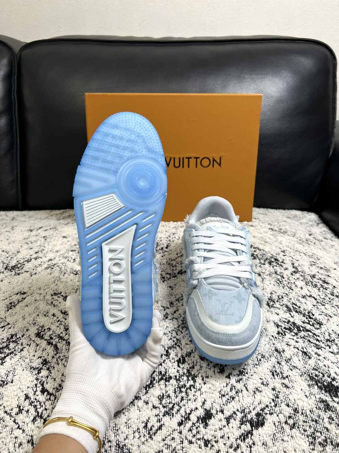 Lv  高品质  顶级工艺品  路易威登，运动板鞋专柜同步原厂配置，鞋面意大利进口牛皮改色面料，进口网布里垫柔软舒适，鞋
